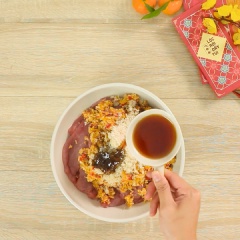 Cho phần hỗn hợp xay nhuyễn vào trộn đều cùng thịt heo đã cắt lát mỏng, ướp với 1 muỗng canh bột nghệ, 1 muỗng canh bột ngũ vị hương, 1 muỗng canh tiêu xay, 3 muỗng canh đường thốt nốt, 2 muỗng canh tương ớt, 1 muỗng canh hạt nêm, 2 muỗng canh dầu hào, 2 muỗng canh nước mắm, 1/2 muỗng canh bột ớt paprika.