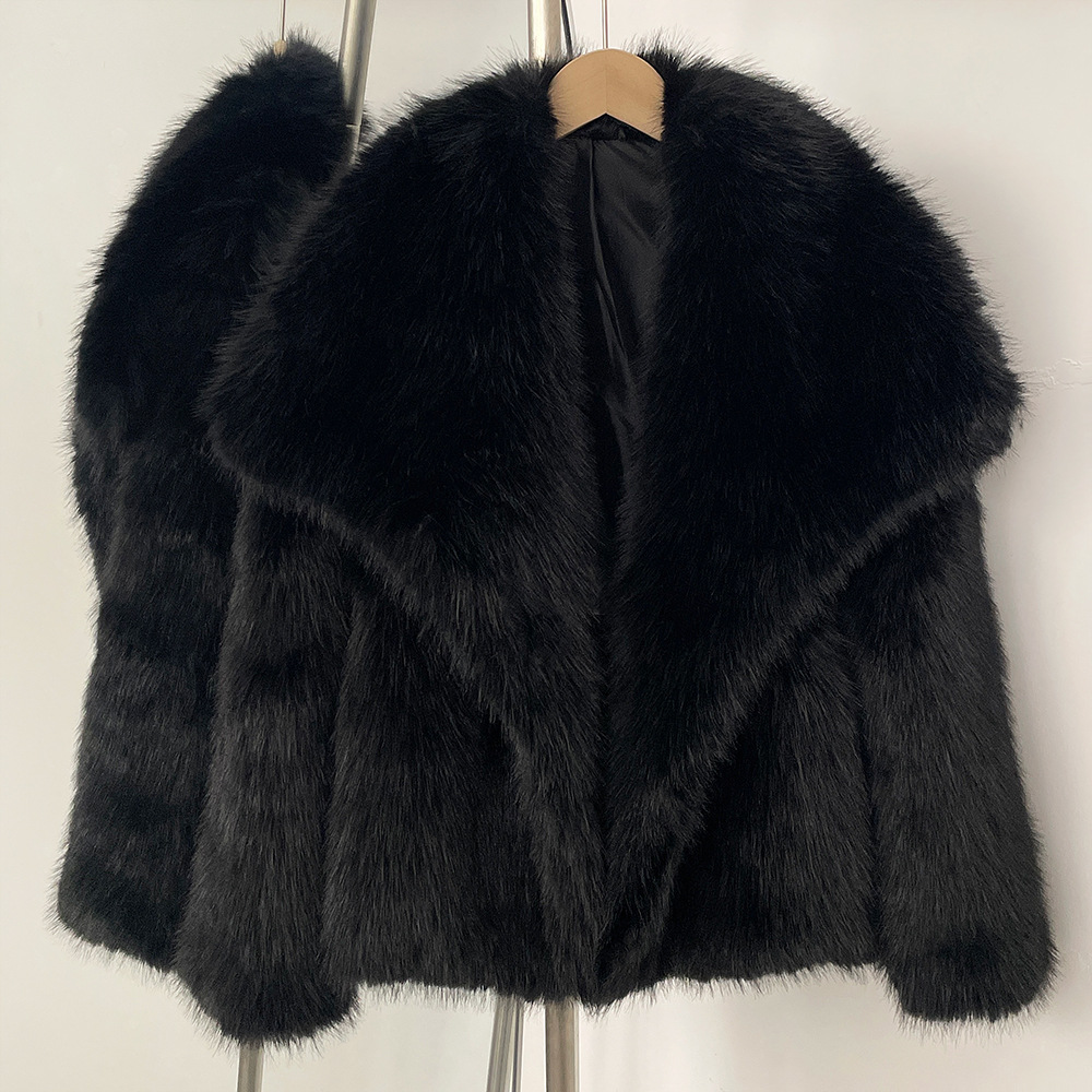 Elegante Kunstpelzjacke mit großem Revers