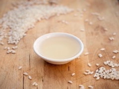 Sau khi giấm đã lên men, cho giấm lên bếp nấu sôi cùng 2 lòng trắng trứng gà. Sau khi giấm sôi, vớt trứng ra ngoài, để nguội phần giấm gạo này là có thể dùng được. Giấm gạo thành công là giấm có màu trong, không bị kết tủa, dậy mùi thơm. Bảo quản giấm trong lọ sạch và đặt ở nơi thoáng mát.