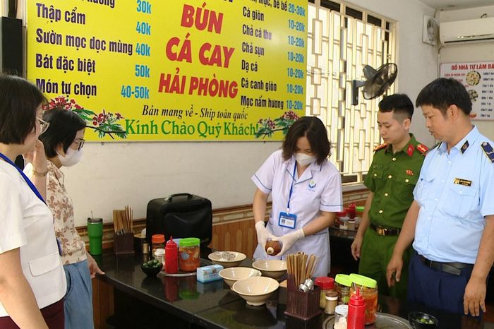 Phường Việt Hưng siết kiểm tra ATTP tại các cơ sở kinh doanh ăn uống - Đài Phát thanh và truyền hình Hà Nội