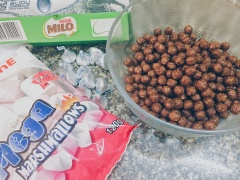 Đun chảy kẹo Marshmallow trên lửa thật nhỏ, sau đó nhấc xuống bếp để cho kẹo bớt nóng. Khi thấy Marshmallow không còn bốc hơi nóng nữa thì cho ngũ cốc viên vào trộn đều lên.