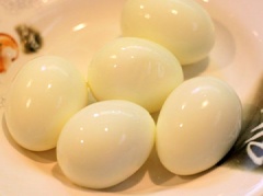 Trứng gà luộc chín, để nguội bớt rồi bóc vỏ.