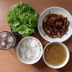 Bày thịt kho quẹt đậm đà ra dĩa và ăn thôi nào. Món thịt kho quẹt ăn cùng ít lát dưa leo, xà lách nữa là ngon.