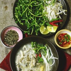 Cho cá và nấm vào nồi cháo, nấu sôi lại là được. Khi dùng cho thêm rau đắng và giá đỗ nhé.