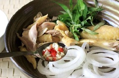 Cho thịt gà, hành tây, 1/2 lượng rau răm vào tô to, rưới nước trộn gỏi. Dùng đũa hoặc đeo bao tay nilon trộn đều cho tất cả các nguyên liệu ngấm gia vị.