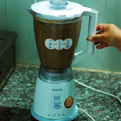 Cua mua về lột mai, lấy gạch, phần còn lại giã nhuyễn rồi lọc qua 2 đến 3 nước. Khi giã cho thêm chút muối để cua đậm đà và không bị bắn.