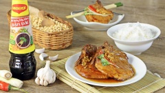 Gắp sườn ra đĩa, rưới sốt nước tương tỏi sả lên trên rồi mang ra ăn cùng cơm nóng thôi. Sườn cốt lết vốn là món ăn quen thuộc, nhưng nay được bến tấu cùng với tỏi và sả thì trở nên lạ miệng hơn bao giờ hết, bảo đảm hao cơm cực kì luôn đó nha!