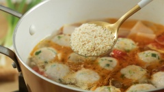 Khi chả cá thác lác chín và nổi lên trên mặt, nêm gia vị với 1 muỗng canh hạt nêm Maggi. Cuối cùng cho 50gr đậu bắp, 5gr ớt tươi cắt lát, 10gr thì là và 10gr hành lá vào nồi, khuấy đều khoảng 2 phút rồi tắt bếp.