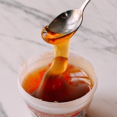 Cho mạch nha và nước ấm vào tô, khuấy đều cho hỗn hợp đồng nhất. Sau đó cho tất cả phần gia vị còn lại vào tô, trộn đều. Nếu không có mạch nha bạn có thể thay bằng mật ong nhưng chắc chắn vị sẽ không ngon bằng đâu nha.