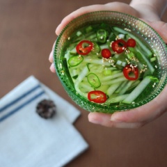Sau đó thêm vào 2 chén nước lọc, 3 muỗng canh giấm, 1 muỗng canh rượu mơ, 1 muỗng cà phê đường và ít muối, khuấy đều là có thể dùng.