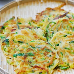 Chẳng tốn bao nhiêu thời gian và chúng ta đã có ngay món bánh bí ngòi chiên giòn nóng hổi, thơm lừng để chấm cùng nước tương rồi đó. Cách làm bánh bí ngòi chẳng hề khó phải không nào, lưu lại công thức và để dành làm món ăn vặt cho cả gia đình nha.