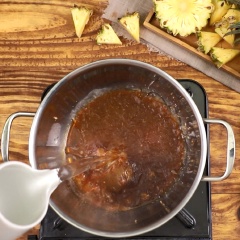 Cho 150gr đường phèn vàng vào nồi, thắng màu caramel để nước mắm có màu vàng đẹp hơn. Sau đó đổ vào 1,5 lít nước lọc, thêm 500ml nước ngâm nấm hương khô.