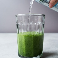 Cho siro matcha vào ly, sau đó cho nước soda vào khoảng nửa ly, cho 1 viên kem vanilla vào, tiếp tục đổ thêm 1 ít soda ly là xong. Lưu ý tránh đổ quá nhiều nhé, vì ly nước của chúng ta sẽ bị trào bọt. Bạn có thể thay kem vanilla thành kem matcha nếu muốn thức uống đậm vị matcha hơn.