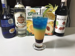 Rót nhẹ lớp rượu lên trên sao cho phân tầng rõ rệt, phương pháp này trong pha chế gọi là " Layer ". Tỉa cam trang trí là hoàn thành rồi nhé!