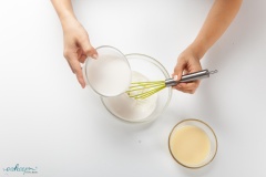 Trong một tô lớn, trộn đều sữa chua, sữa đặc, nước cốt dừa với nhau nào!