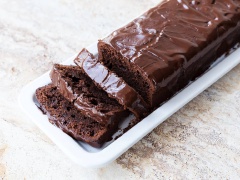 Việc cuối cùng của chúng ta là rưới phần chocolate lên bánh, phết đều rồi cắt bánh ra thành miếng nhỏ, mời mọi người cùng thưởng thức với nhau miếng bánh ngon tuyệt cho chính tay bạn kì công thực hiện!