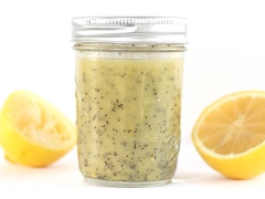 Làm nước sốt: cho 50ml dầu olive, 2 muỗng nước cốt chanh, 1/2 muỗng mật ong, 1/4 muỗng cà phê đường, 1/2 muỗng mù tạt vàng, 1/4 muỗng hạt hoa poppy, 1/4 muỗng cà phê bột hành, 1/4 muỗng cà phê muối vào hũ và khuấy thật đều cho tất cả hòa quyện với nhau. Bắp cải rửa sạch rồi xắt sợi, ngâm một chút với nước muối rồi vớt ra cho ráo.