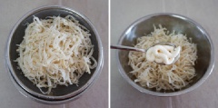 Khô mực rửa sạch, để ráo nước, xé miếng vừa ăn. Sau đó đem trộn khô mực vừa xé với 1 muỗng canh sốt mayonnaise để phần khô mực xào sẽ trở nên đậm vị và mềm hơn.