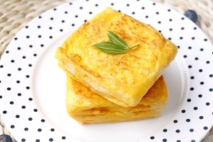 Bánh mì sandwich kẹp xoài sữa chua nướng có vỏ bánh mì giòn béo, nhân xoài và sữa chua ngọt dịu, béo ngon hấp dẫn. Dùng nhâm nhi ăn vặt hoặc đổi mới khẩu vị cho bữa sáng gia đình rất tuyệt vời nhé.