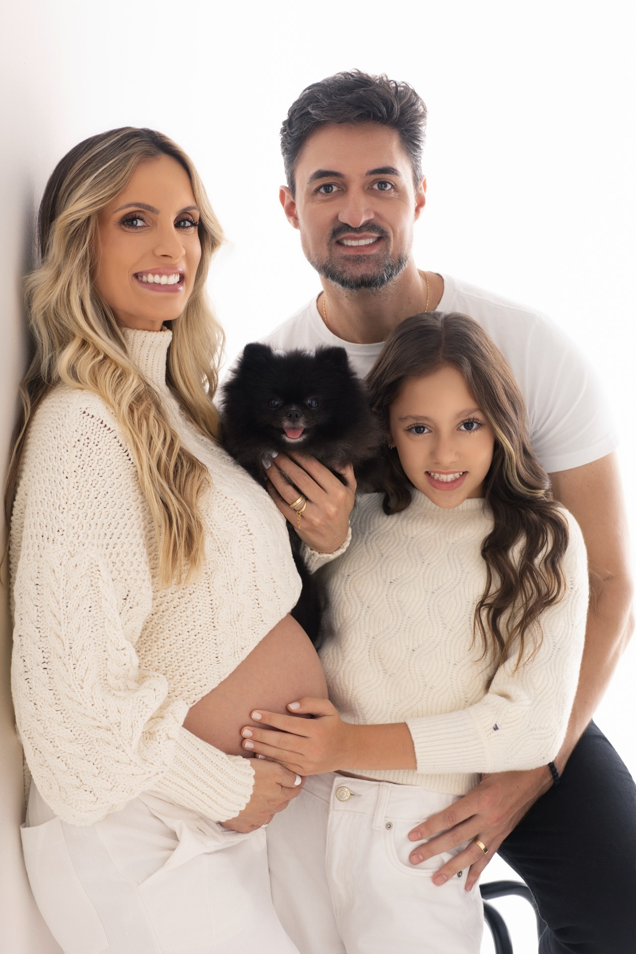 Camila Eccel com fam�lia e cachorro em retrato de gestante no est�dio.