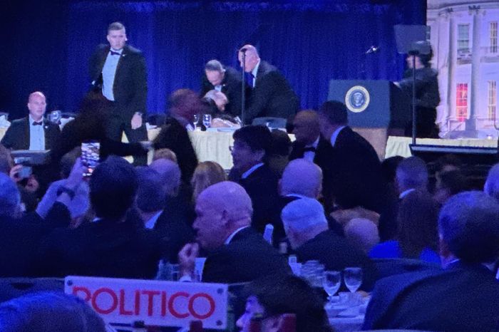 Nổ súng tại tiệc chiêu đãi phóng viên: Tổng thống Trump thoát hiểm - Báo VTC News