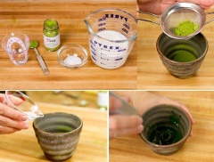Rây 1/2 muỗng cà phê bột trà xanh vào trong ly. Cho thêm 1 muỗng canh nước sôi vào, khuấy đều.