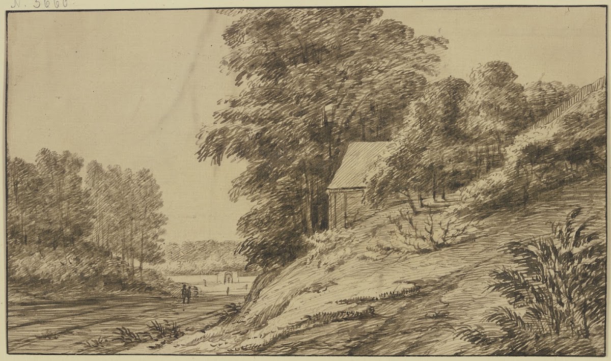 Landstraße durch den Wald rechts unter hohen Bäumen auf einem Abhang eine Hütte