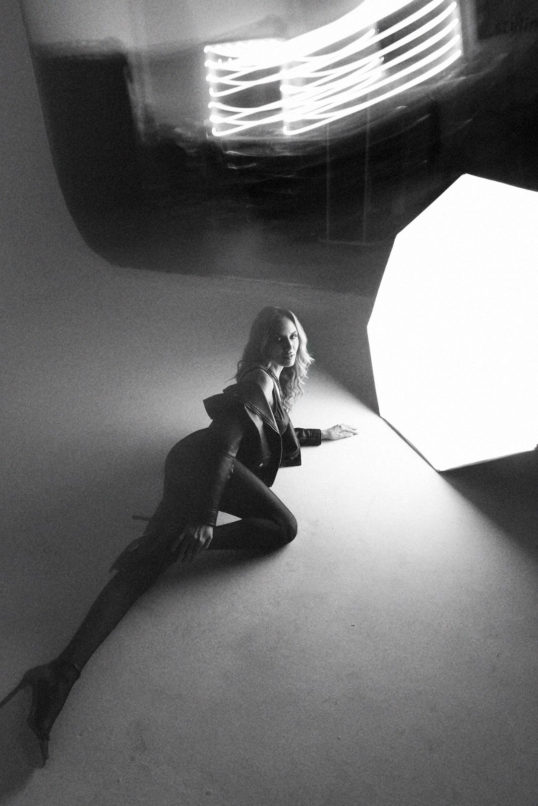 Veronica Zardo em fotografia preto e branco com rastros de luz e equipamento de iluminação visível