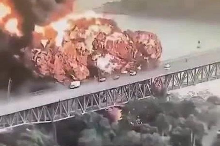 Video vụ nổ rung chuyển cầu huyết mạch Panama - Báo Giáo Dục &amp; Thời Đại