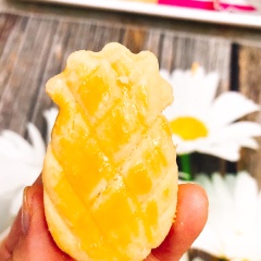Bánh dứa nướng thành phẩm có vị ngọt tự nhiên, không bị gắt. Lớp vỏ bánh thơm bơ, cắn vào tan ngay trong miệng, mời cả nhà nhâm nhi mãi không ngán. Cách làm bánh dứa nướng đơn giản, bạn không khéo tay cũng không phải chần chừ đâu nhé. Đảm bảo bánh dứa nướng này ngon không thua ngoài hàng đâu nhé.