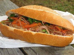 Bánh mì cắt dọc một bên, phết đều mỡ hành bên trong. Sau đó, cho đồ chua, bì, ngò rí, ớt vào. Cuối cùng rưới nước mắm cho vừa ăn là có thể thưởng thức ngay bánh mì nhân bì ngon lành.