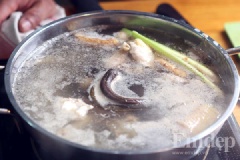 Tiếp theo, cho lươn vào, nấu sôi nhỏ lửa. Khi thấy thịt lươn, thịt gà chín, vớt ra. Xé thịt gà ra, để riêng. Làm tương tự với lươn, phần xương gà tiếp tục cho vào nồi nước dùng, nấu thêm 1 giờ.