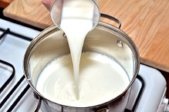 Cho 1 lít sữa tươi vào nồi, đun trong khoảng 2 phút.