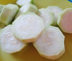 Mướp khía gọt vỏ, rửa sạch, cắt khoanh tròn. Đậu hũ cắt miếng nhỏ vừa ăn.