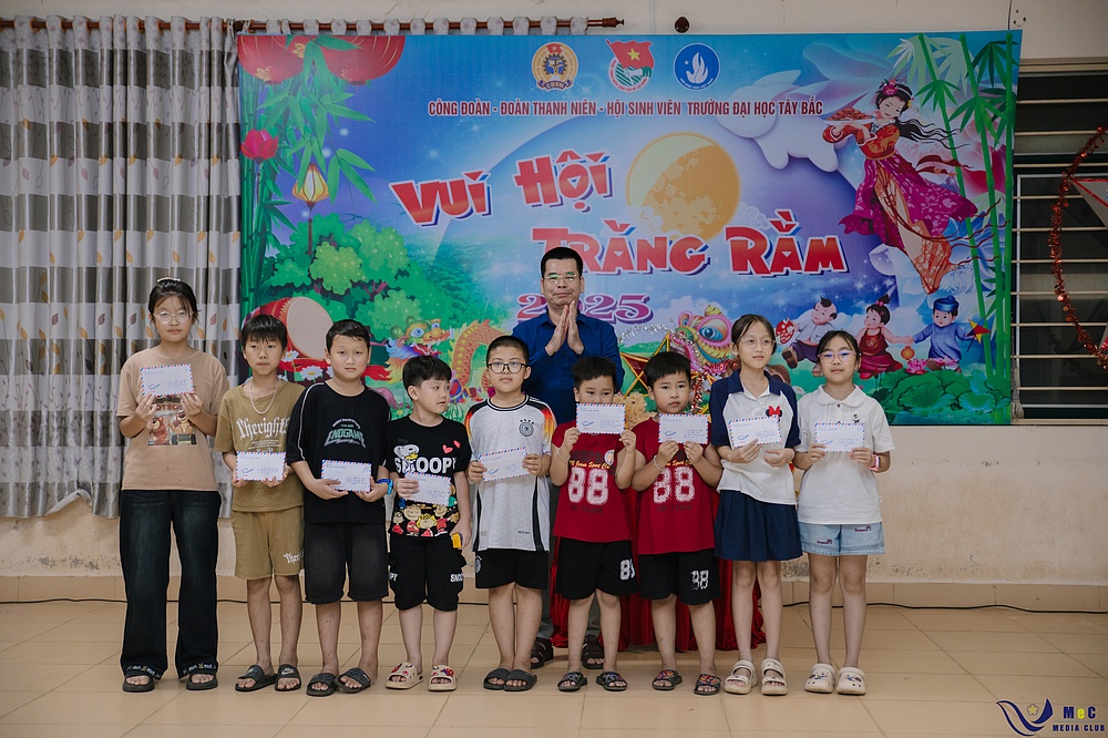 Tuổi trẻ Trường Đại học Tây Bắc tổ chức nhiều hoạt động trung thu ý nghĩa cho thiếu nhi