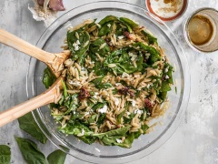 Một bữa ăn đầy đủ chất cùng với salad rau bina orzo cà chua mang hương vị hấp dẫn, đậm đà, tươi ngon cùng vị thanh mát đến khó lòng cưỡng lại đấy. Bạn hãy thử làm ngay món salad này để thưởng thức cũng như có một sức khỏe tốt nha.