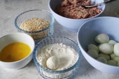 Sau đó chuẩn bị 3 chén: 1 chén bột chiên xù, 1 chén bột chiên giòn và 1 chén trứng đánh tan. Sau đó lăn đều trứng qua một lớp bột chiên giòn.