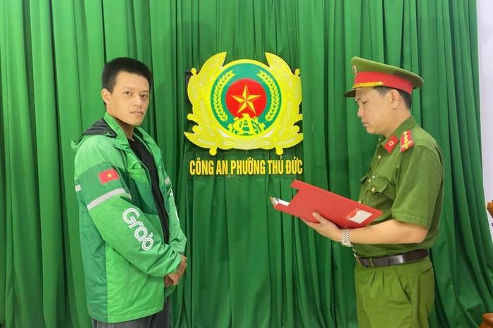 Công an phường Thủ Đức thực nghiệm lại hiện trường, củng cố hồ sơ xử lý thanh niên đánh người - Báo Người Lao Động