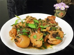 Gà kho rau răm ăn nóng cùng cơm rất ngon. Những miếng thịt gà vàng óng, thơm mùi rau răm, vị đậm đà rất hấp dẫn.