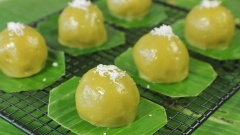 Nhìn thì có vẻ cầu kì chứ thực ra món bánh ít trần này rất đơn giản, ai cũng có thể tự làm ở nhà. Cuối tuần rảnh rỗi các bạn hãy vào bếp làm những cái bánh ít trần có phần vỏ bánh màu xanh lá dứa thơm phức, phần nhân bánh đậu xanh ngọt bùi kết hợp cơm dừa béo ngậy rất hấp dẫn. Chắc chắn cả nhà bạn sẽ cực kỳ yêu thích luôn đó.