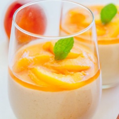 Một ly mousse đào chua ngọt cực kì ngon và hấp dẫn với hương vị béo ngậy, thơm lừng cùng vị chua ngọt rất là hấp dẫn. Không những vậy, phía trên còn có một lớp topping từ đào tươi mềm sựt ngon lắm đấy. Nào chúng ta cùng nhau thử làm ngay món mousse đào ngon ngon này nhé.