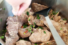 Cho 2 muỗng canh dầu vào chảo, chờ nóng cho ớt và hành lá vào xào cho thơm. Thêm thịt heo chiên và phần muối tiêu còn lại, đảo trong vài phút. Trình bày ra đĩa. Món này dùng nóng với cơm.