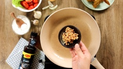 Tiếp theo chuẩn bị một chảo sâu lòng cho dầu vào để chiên gà. Đun cho dầu nóng bạn cho gà vào chiên vàng rồi gắp ra dĩa để ráo dầu. Bắc một chiếc chảo khác, rót vào 10ml dầu ăn rồi cho 20gr tỏi băm vào phi vàng. Vớt tỏi phi ra chén để riêng.