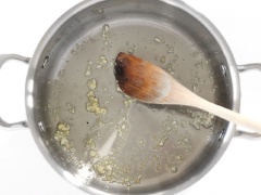 Cải xoăn bỏ lá úa, rửa thật sạch rồi cắt thành miếng vừa ăn. Đun nóng chảo dầu, cho tỏi băm vào phi thơm lừng thì cho cải xoăn vào đảo đều, xào 5 phút. Sau đó rưới vào 1 muỗng cà phê dầu mè, 1 muỗng canh nước tương và 1 muỗng canh mè trang, trộn thật đều lên là có thể tắt bếp rồi đó.