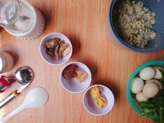 Thịt kho nên chọn thịt kho nhừ, mềm, xé nhỏ thịt. Trứng dùng muỗng chia thành nhiều phần nhỏ. Cá hộp đã nhừ xương, có thể dùng muỗng nghiền nhỏ.