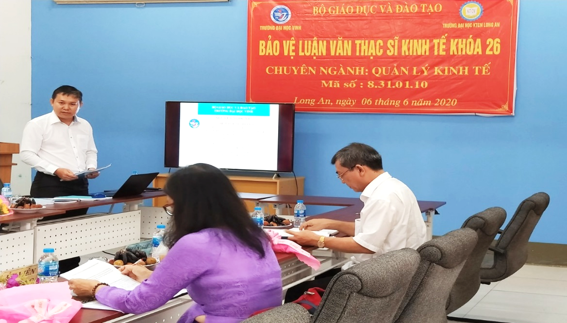 Học viên Nguyễn Ngọc Vệ, học viên ngành Quản lý Kinh tế thuyết trình bài Luận văn