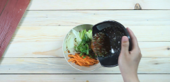 Cho tai heo, rau nộm và nước mắm gỏi vào trộn đều cho các nguyên liệu thấm với nước mắm. Rắc đậu phộng, hành phi lên trên mặt để tạo điểm nhấn và làm món gỏi ngon hơn.