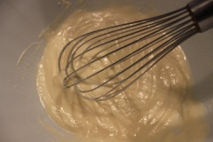 Đánh đều 200g sốt mayonnaise với 100g đường trắng và 3 muỗng canh giấm cho đường tan thành hỗn hợp đồng nhất.