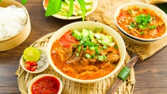 Gắp hủ tiếu, rau và thịt bò vào tô, chan nước lèo sa tế sánh đặc màu cam hấp dẫn, trộn lên rồi thưởng thức thôi nào. Những sợi hủ tiếu mềm dai được áo đều một lớp sa tế đậu phộng béo béo the the, hương vị mặn ngọt rất hài hòa, cộng thêm các loại rau dưa khiến cho món hủ tiếu sa tế bò có hương vị đa dạng và rất ngon miệng. Món này làm ăn sáng hay ăn gia đình vào cuối tuần đều rất là hợp lý, trời lạnh lạnh có tô hủ tiếu sa tế bò cay the bốc khói như thế này bên cạnh thì còn gì ngon bằng đúng không.