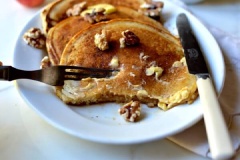 Cho bánh pancake ra dĩa, rưới siro lên và thêm vài hạt hồ đào nữa là có thể thưởng thức nha. Món bánh pancake táo lên men này rất dễ làm và ăn ngon lắm đấy, lớp bột mịn, xốp cùng vị táo thơm lừng kèm siro ngọt ngọt sẽ là món ăn sáng ngon khó cưỡng đấy.